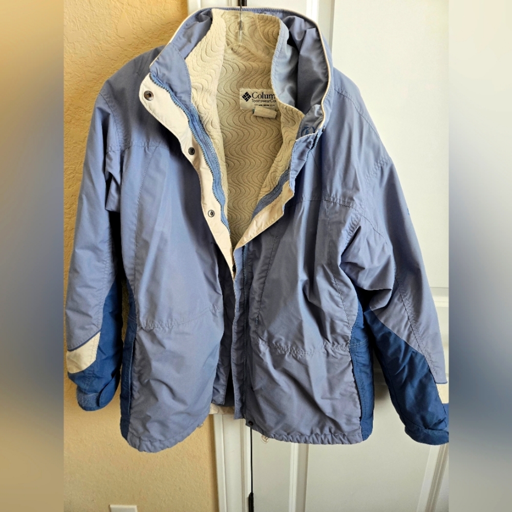 Womens size XL Columbia Ski coat. Removable warm inner layer. Hood. Warm.